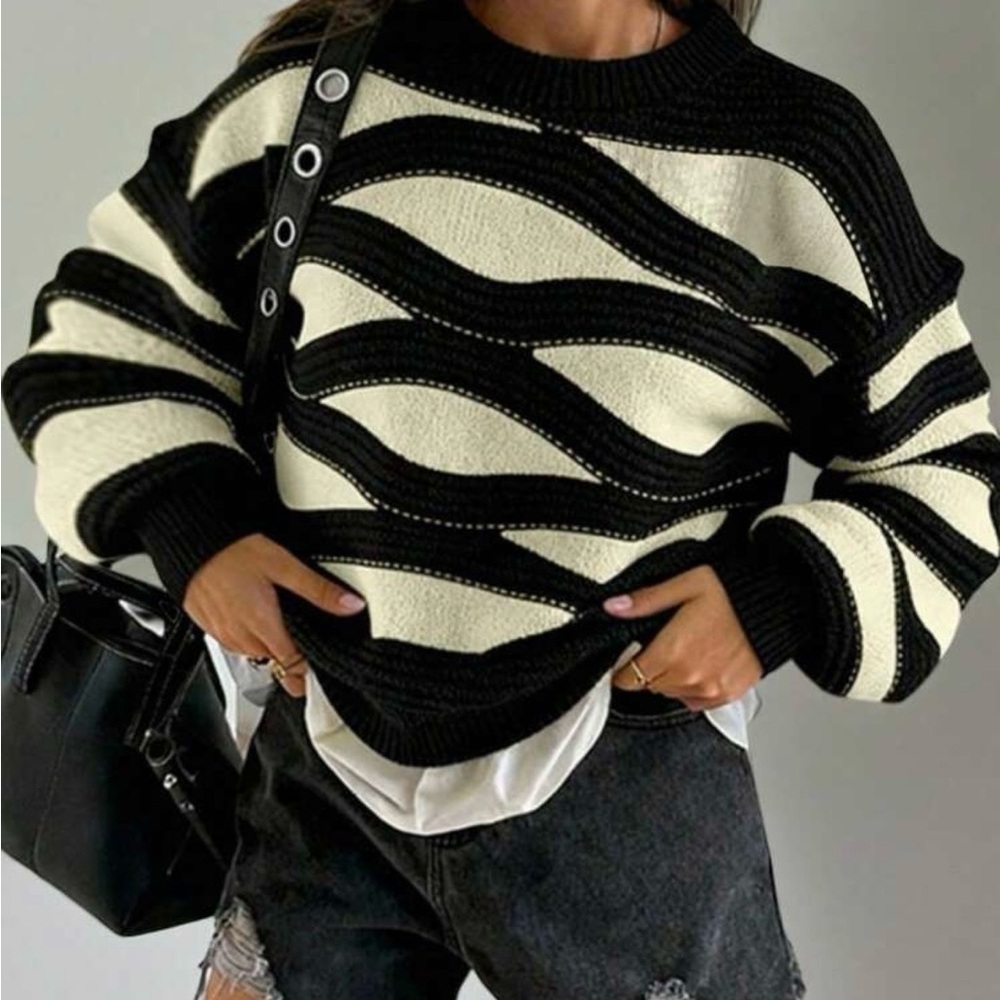 Black and cream wavy Pattern round neck long sleeve knit Sweater (size M)